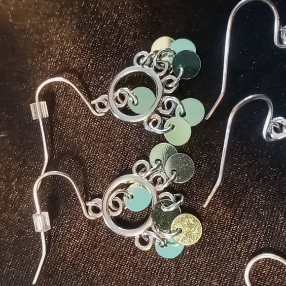 Like new 4 pairs of earrings. Assorted colors and style all dangel - Picture 3 of 6